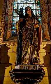 statua maddalena con teschio e vasetto