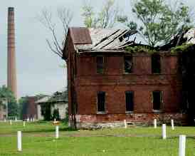 hart island edificio cadente e piccole lapidi